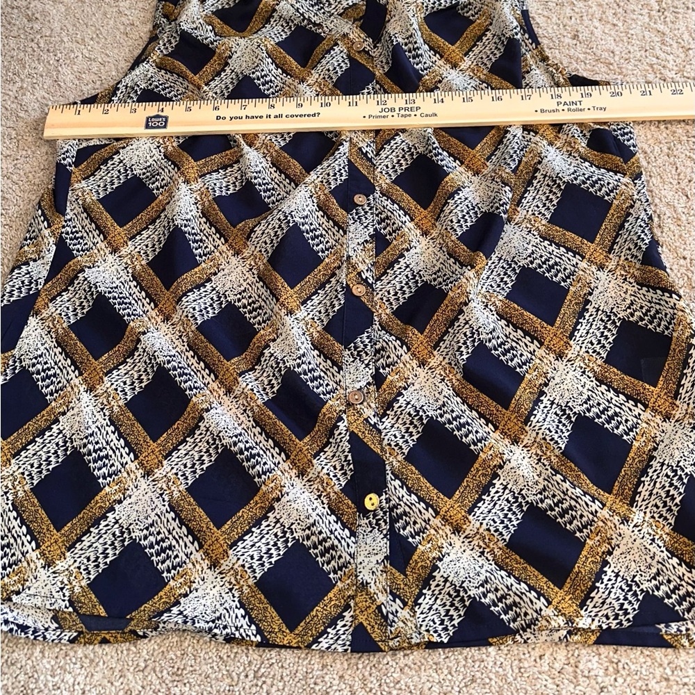 Dressbarn. Sleeveless Geometric Patterned Top. Size 1X - Picture 6 of 9